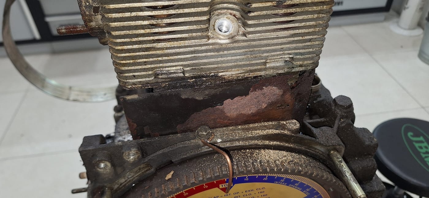 Detalle de un cilindro del 3.2 serie G sobre el cárter, antes de retirarlo