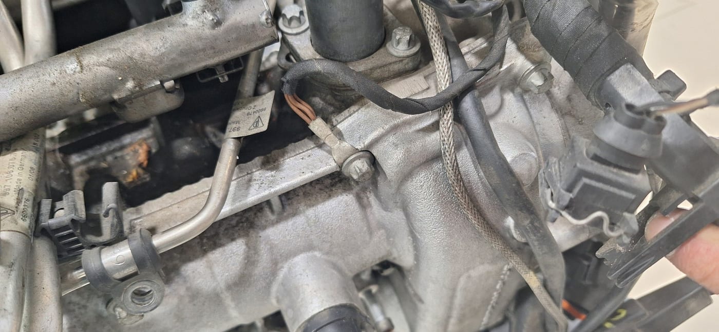 Rampa d'injectors i els seus conductes sobre la culata del 997.1 Turbo