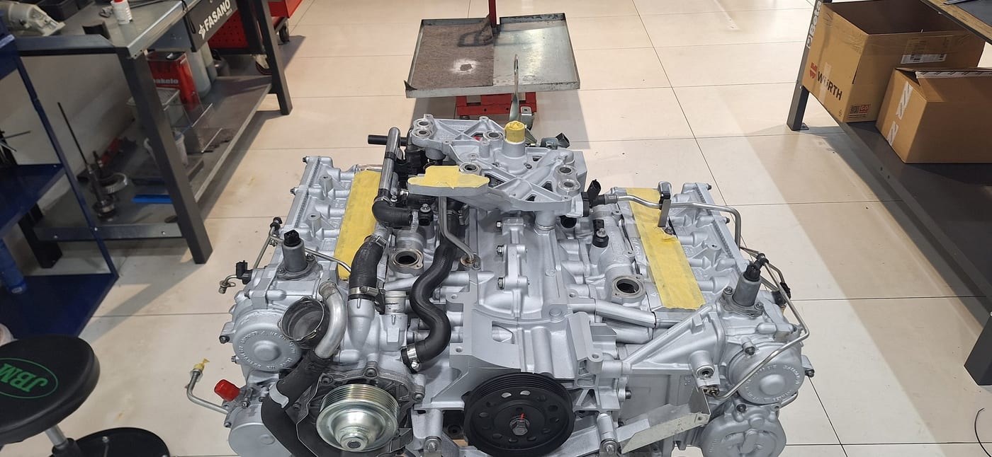 Vista frontal del motor del 997.1 Turbo amb la politja del cigonyal ja muntada