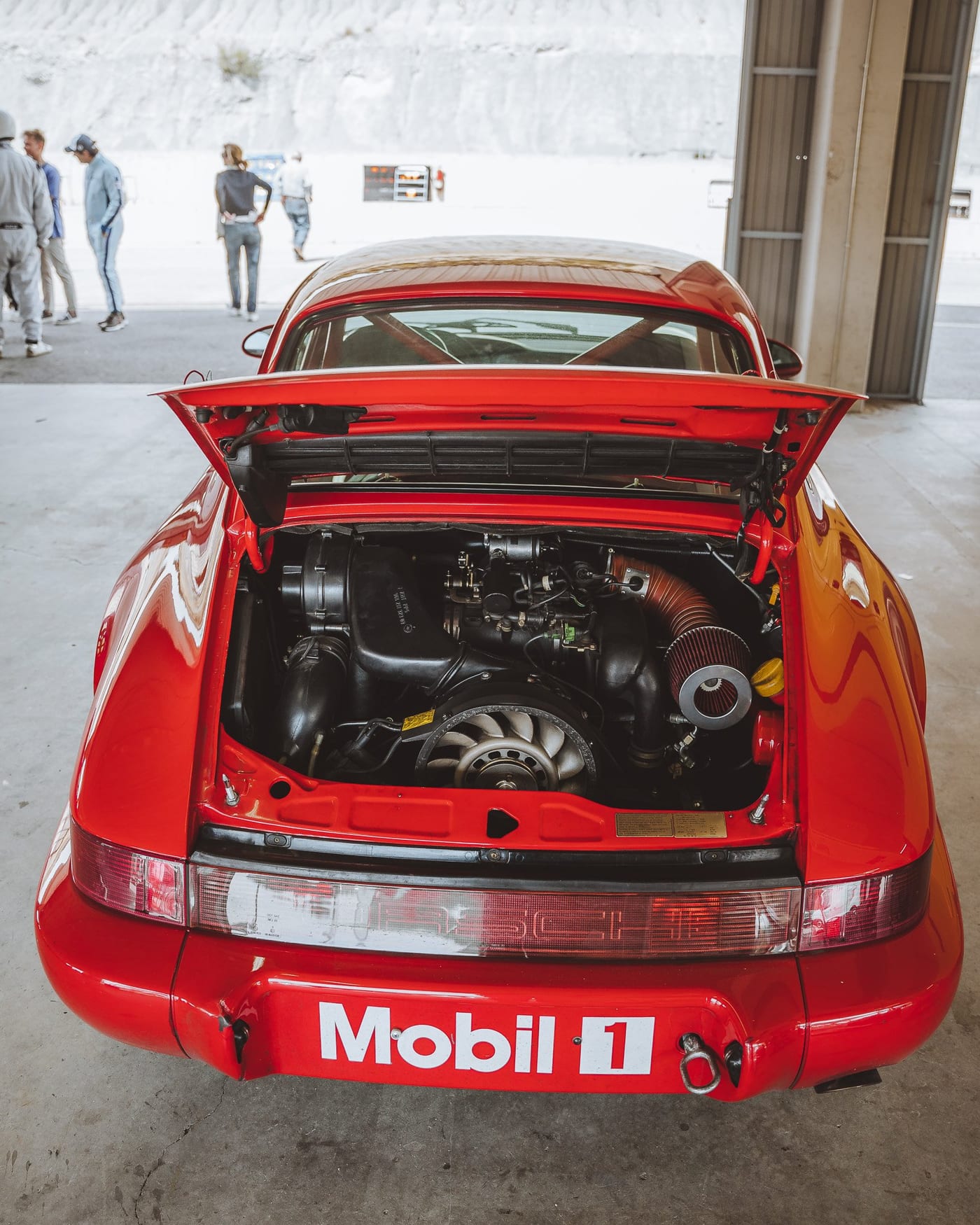 Zaga del 964 Carrera RS con el motor al descubierto y el alerón levantado