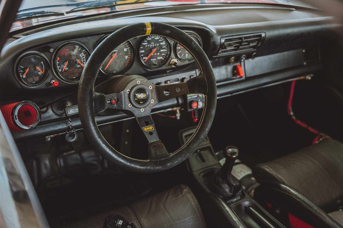 Volante y cuadro de relojes del 964 de competición, vistos desde la puerta