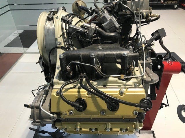 Motor bóxer con las tapas de balancines doradas y los cables de bujía nuevos