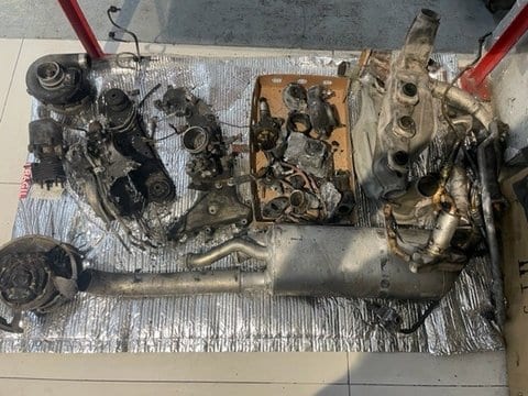 Le moteur calciné de la 930 Turbo démonté sur la table de travail