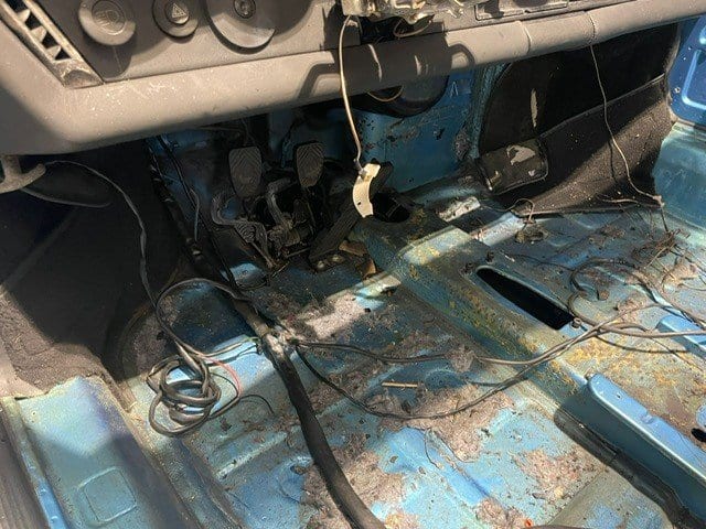 Habitacle de la 930 Turbo vidé, faisceau détaché sur le plancher
