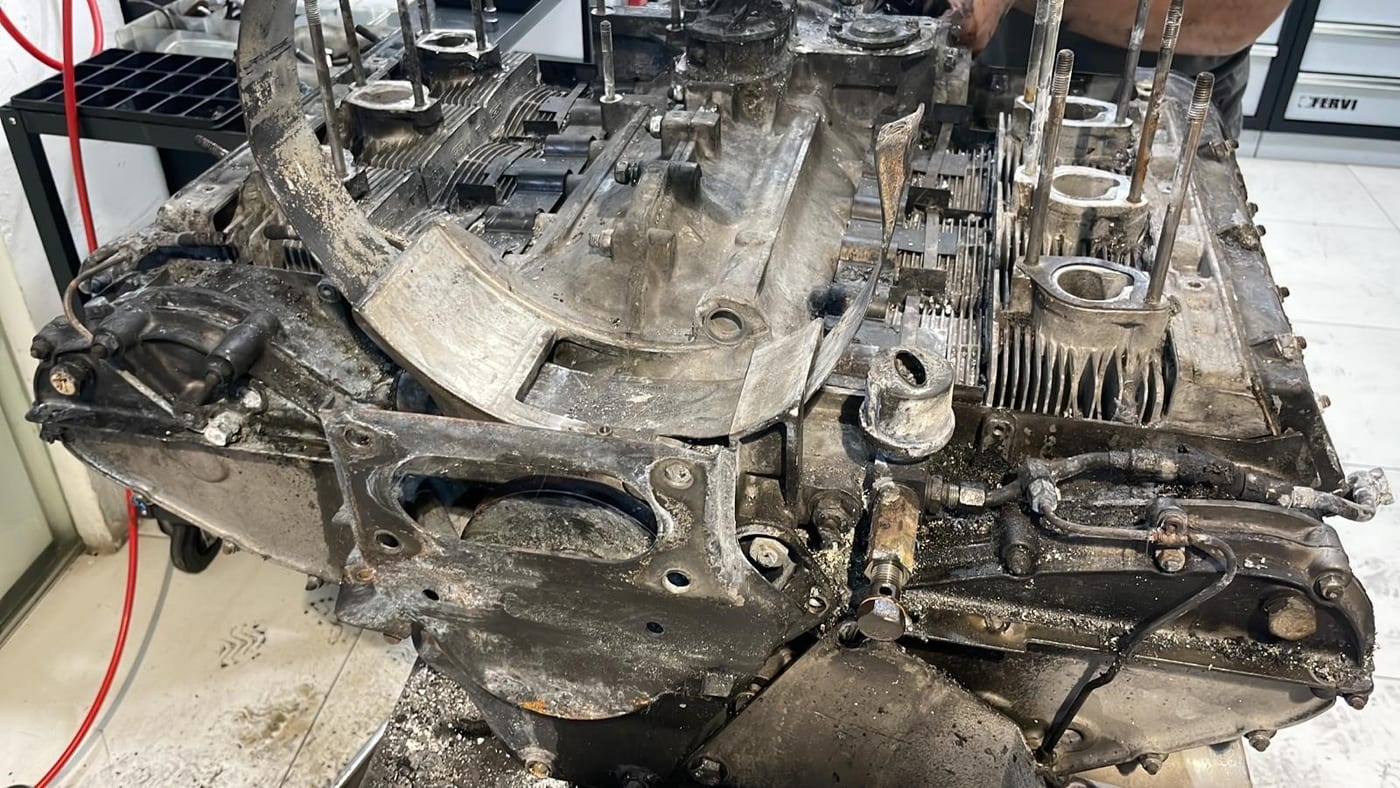 Le bloc de la 930 Turbo démonté après l'incendie, cylindres à nu