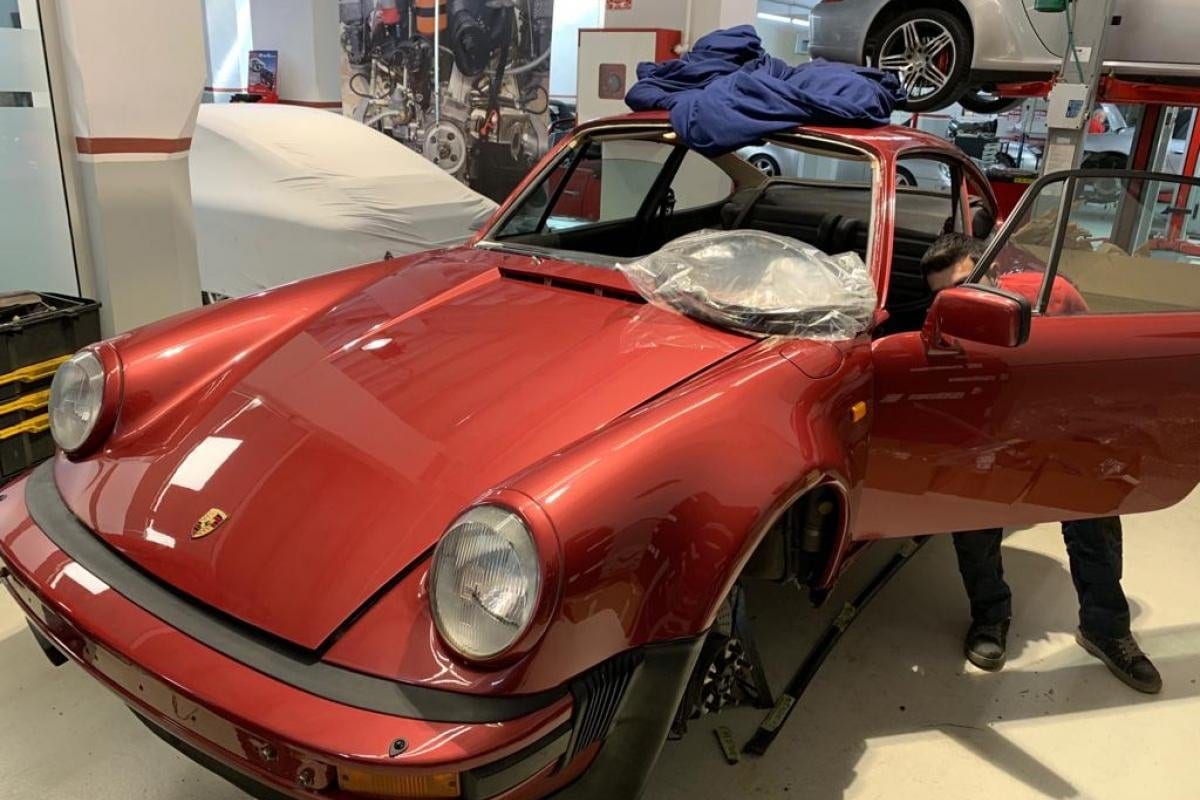 La 930 Turbo bordeaux remontée, trois quarts avant à l'atelier
