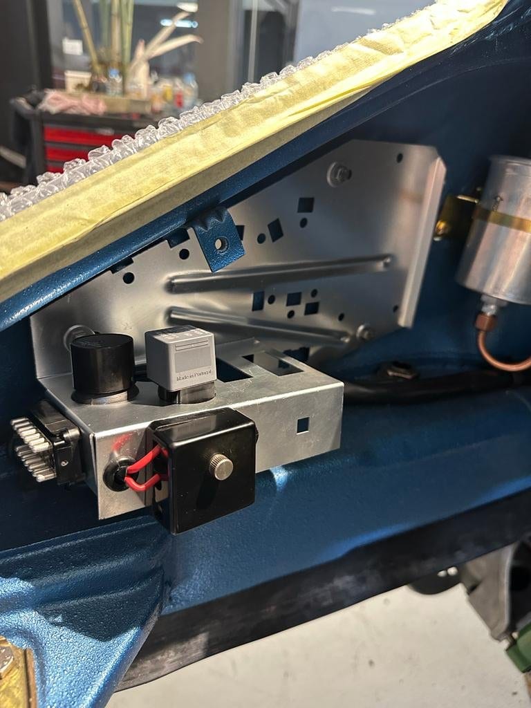 Détail du coffre avant de la 930 Turbo avec les composants installés