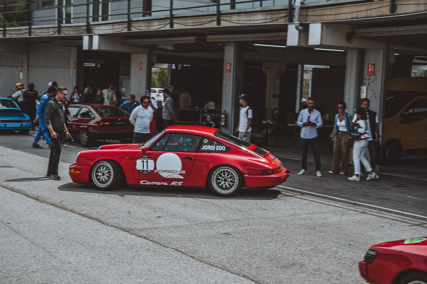 El 964 Carrera RS rojo rodando por delante de los boxes