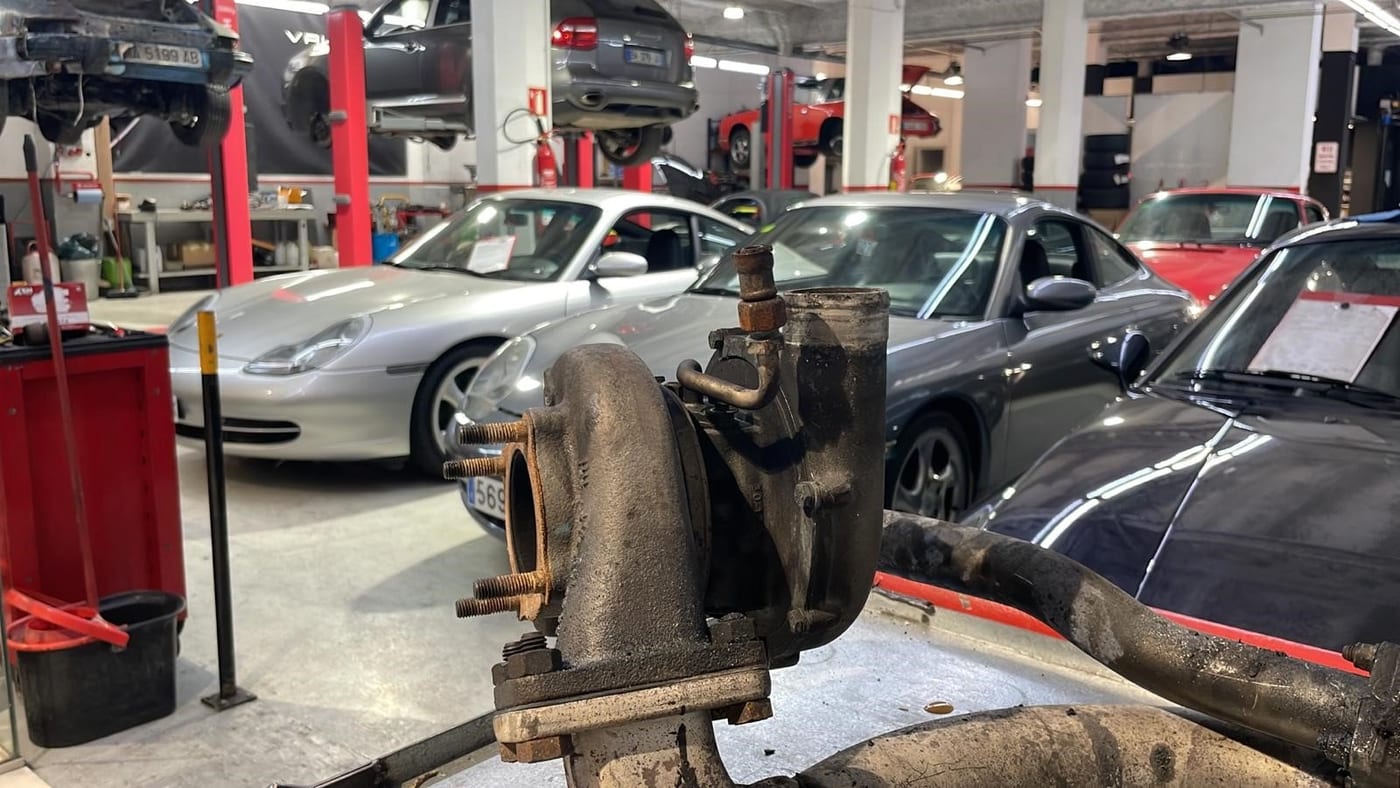 Le turbo et l'échappement de la 930 déposés à l'atelier, couverts de suie