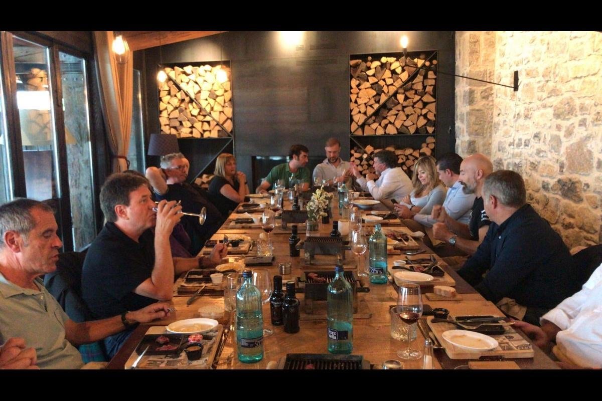 Dinar dels participants del VI Endurance en una taula llarga de pedra i fusta
