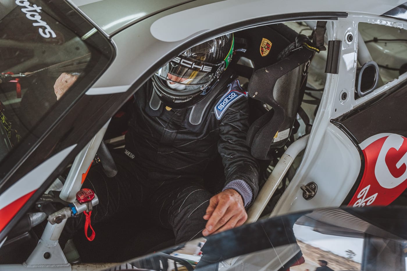 El piloto ya sentado en el 991 Cup, ajustándose antes de salir