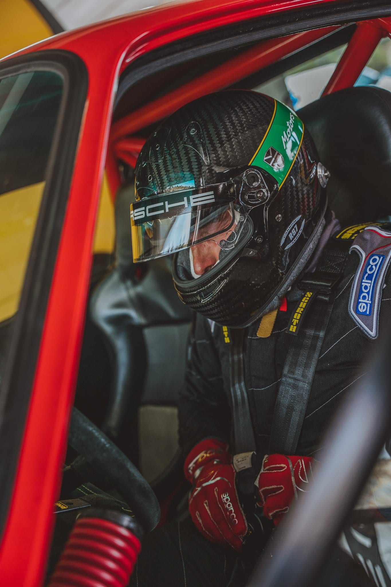 El piloto se abrocha el arnés dentro del 964 de competición