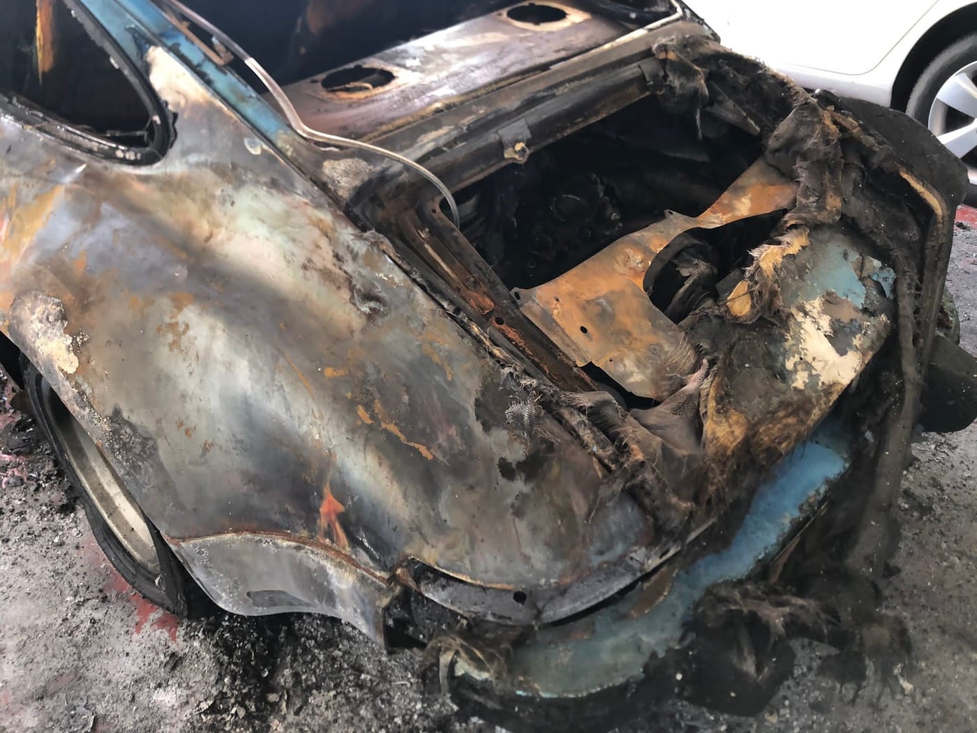 Avant de la 930 Turbo après l'incendie, capot et planche de bord détruits