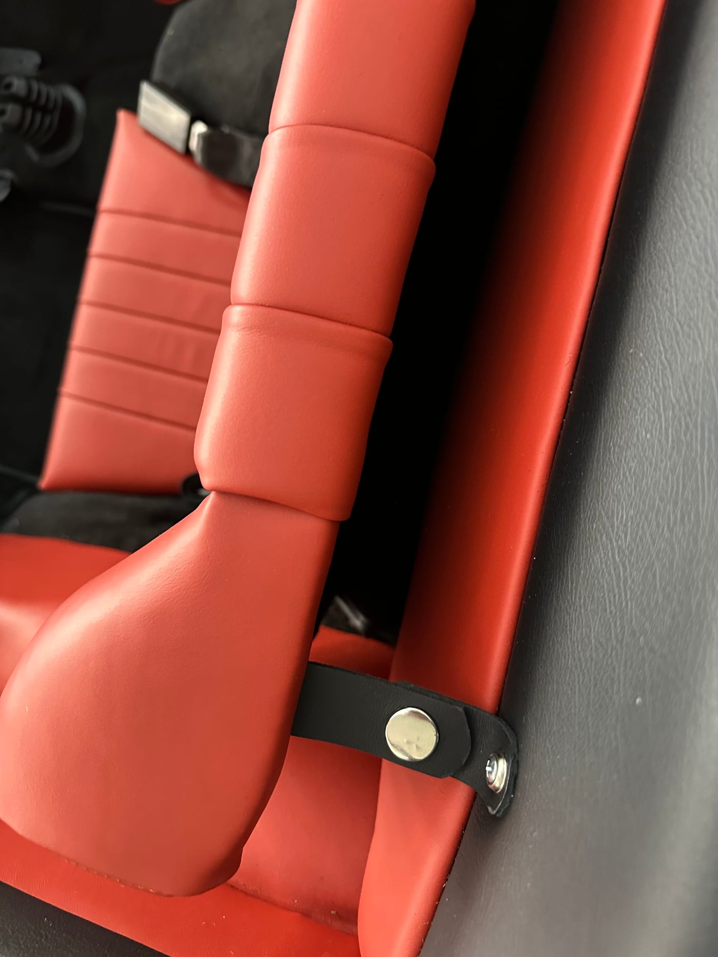 Détail du dossier et de la fixation du siège de la 930 Turbo en cuir rouge