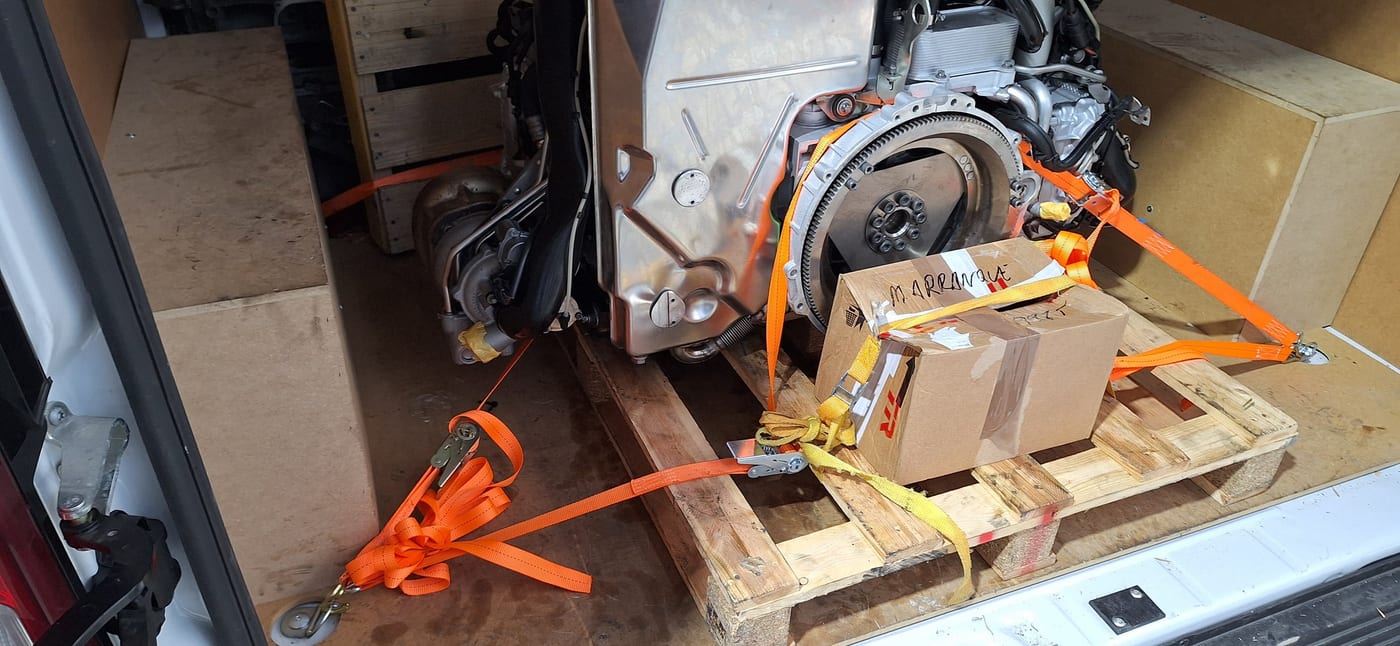 El motor del 997.1 Turbo assegurat amb cintes per al transport