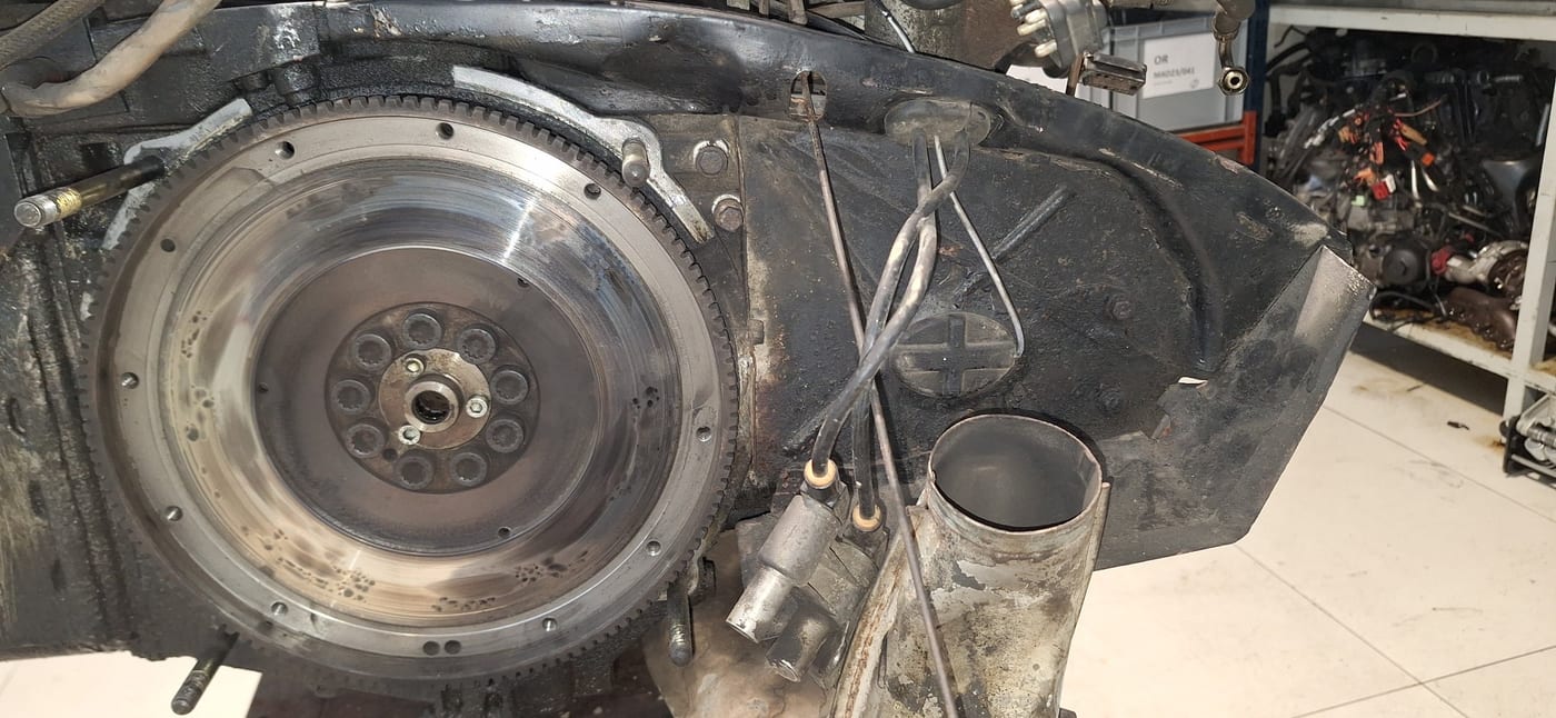 El volante motor del 3.2 serie G, con el cárter y la chapa aún montados