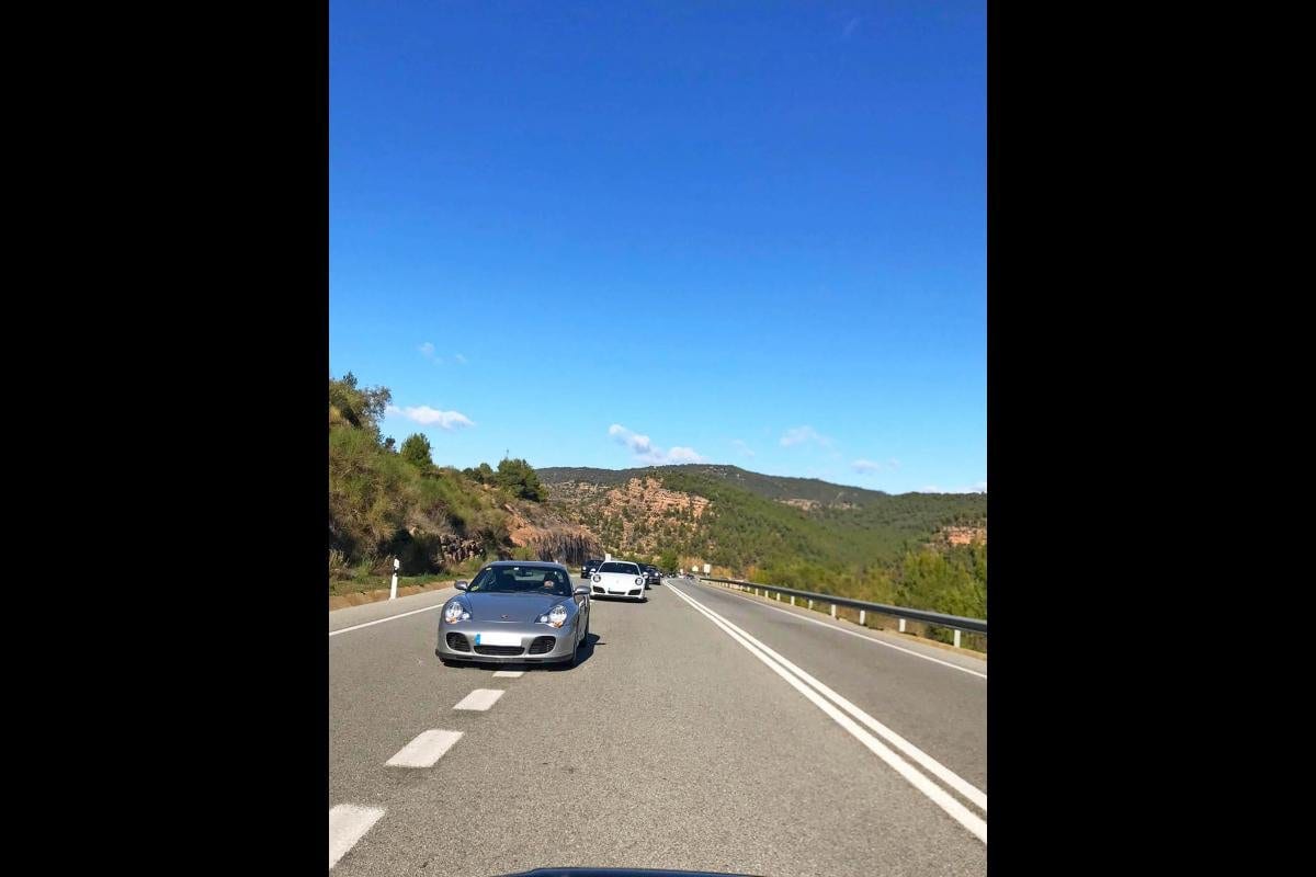 Un 996 Turbo plata encapçala la filera per carretera de muntanya al 9/11 Rebel Ride