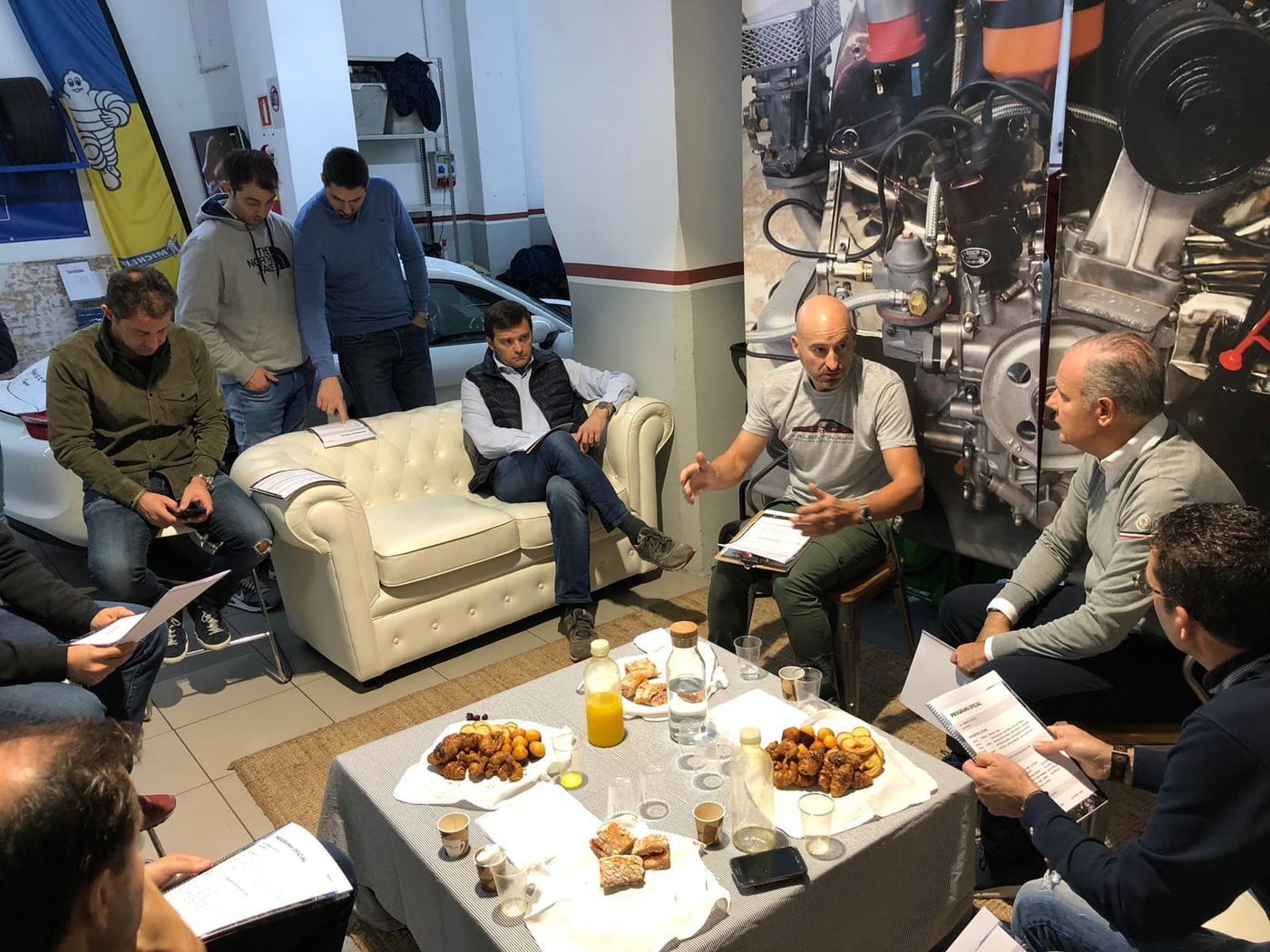 Briefing del II Endurance a la sala del taller, amb els participants asseguts