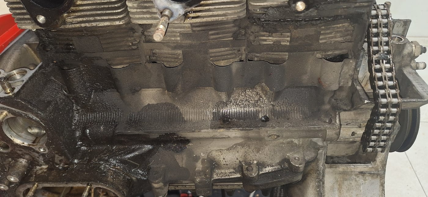 El cárter del 3.2 serie G con los asientos de cilindro sucios de carbonilla