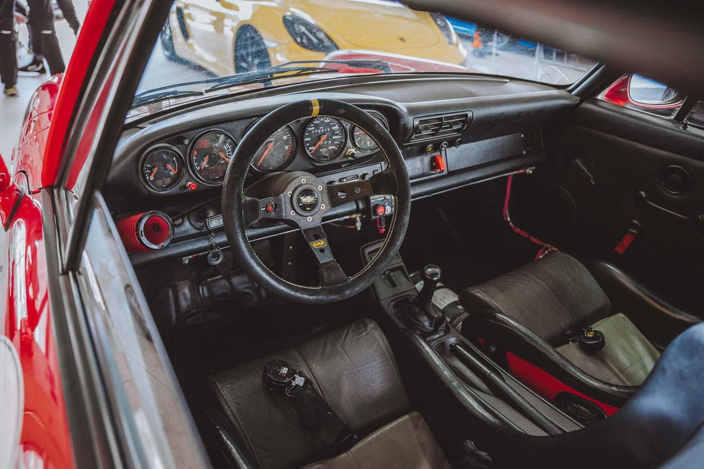 Habitáculo del 964 de competición con el volante, la palanca y los pedales