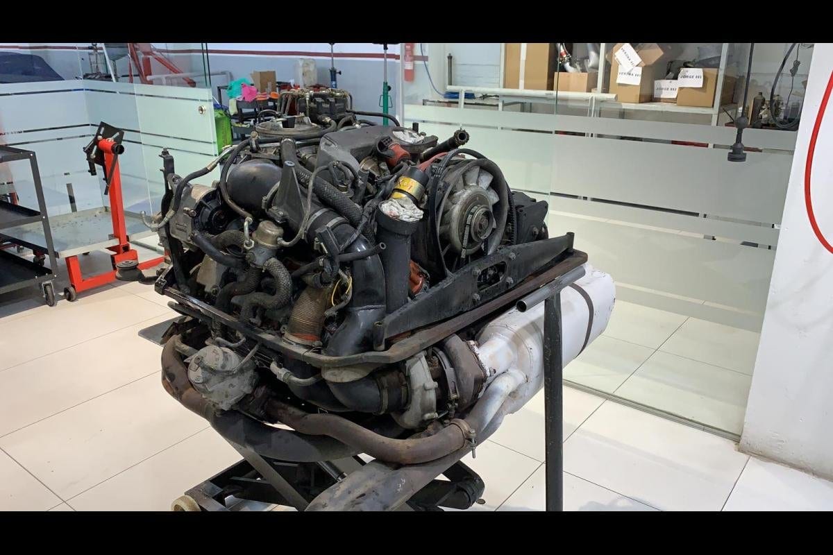 Le moteur complet de la 930 Turbo sur son support, prêt à installer