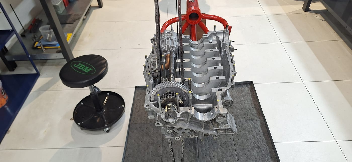 El cárter del 3.2 serie G en vertical con los cilindros nuevos montados