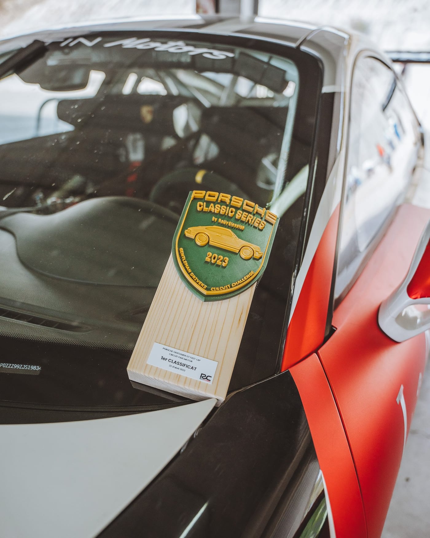 El trofeo de la Porsche Classic Series 2023 sobre el capó del 991 Cup