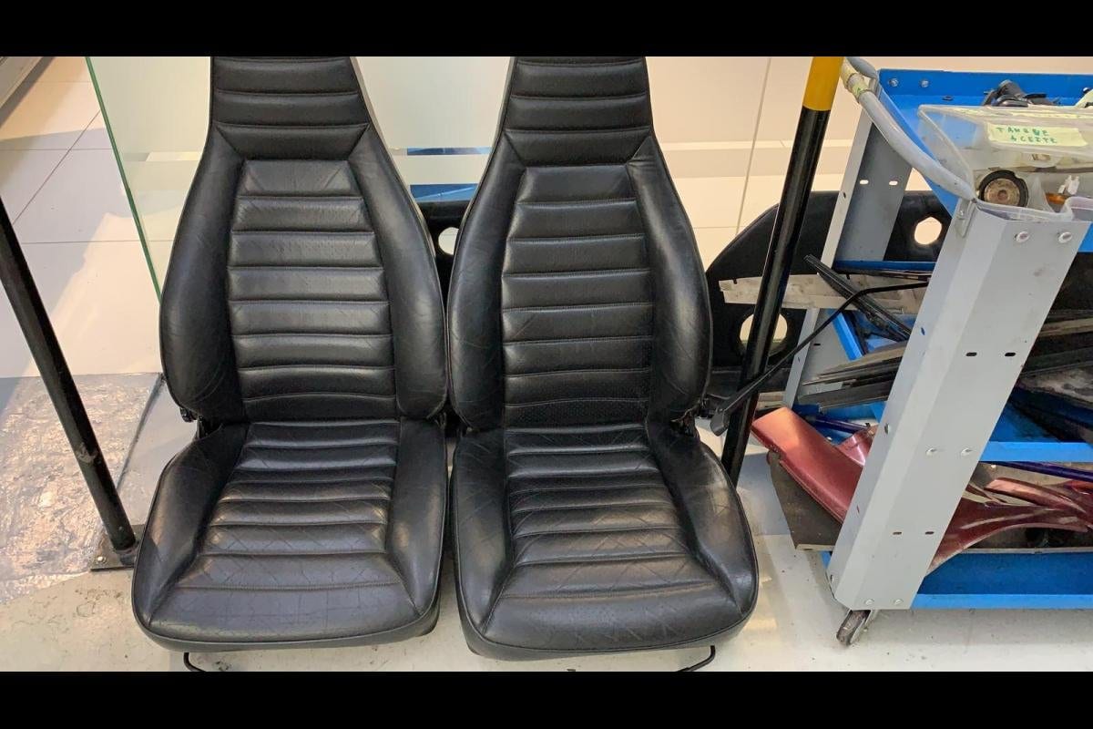 Les deux sièges de la 930 Turbo regarnis en cuir noir