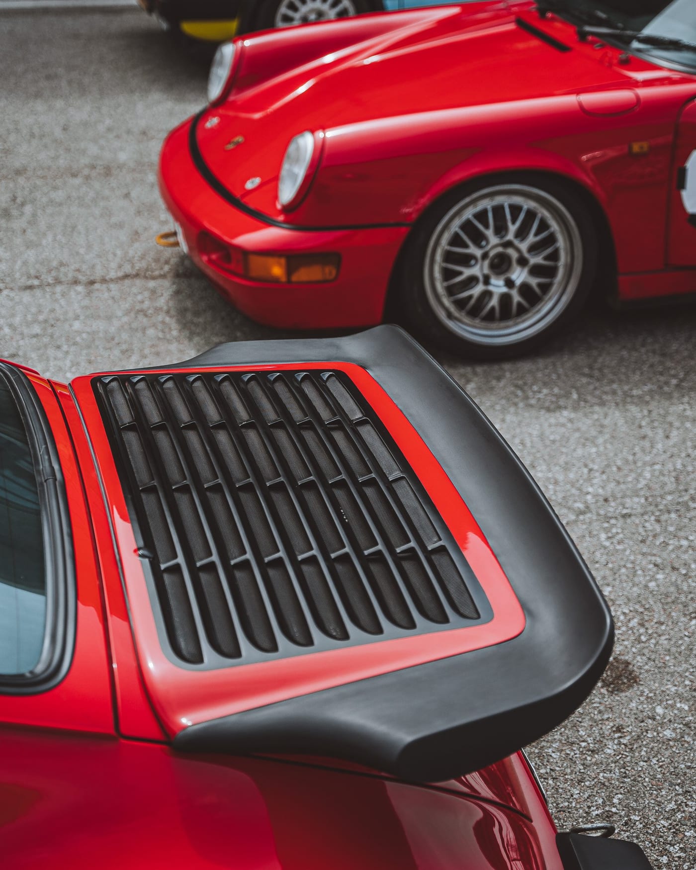 Detalle de la rejilla del motor y el alerón del 964 Carrera RS rojo
