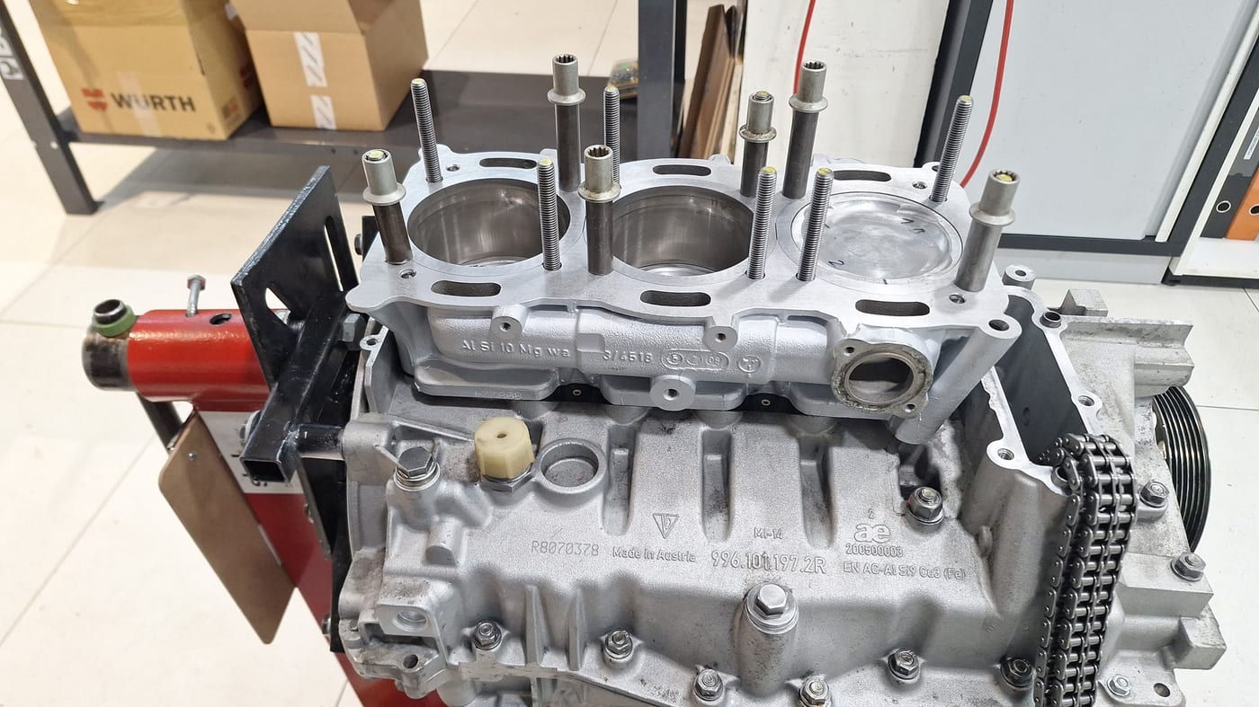 Bloc del 997.1 Turbo tancat amb els pistons nous muntats i la cadena col·locada