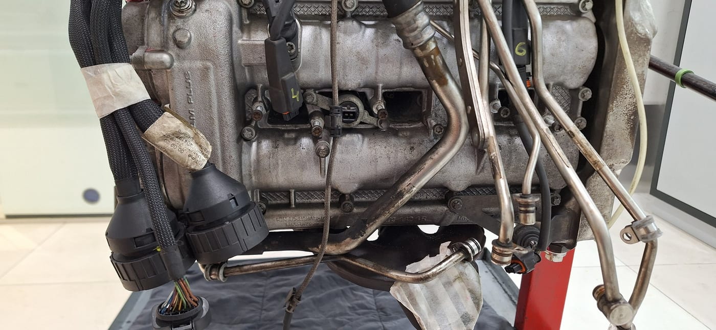 Part alta del motor del 997.1 Turbo amb les bobines i les línies de combustible