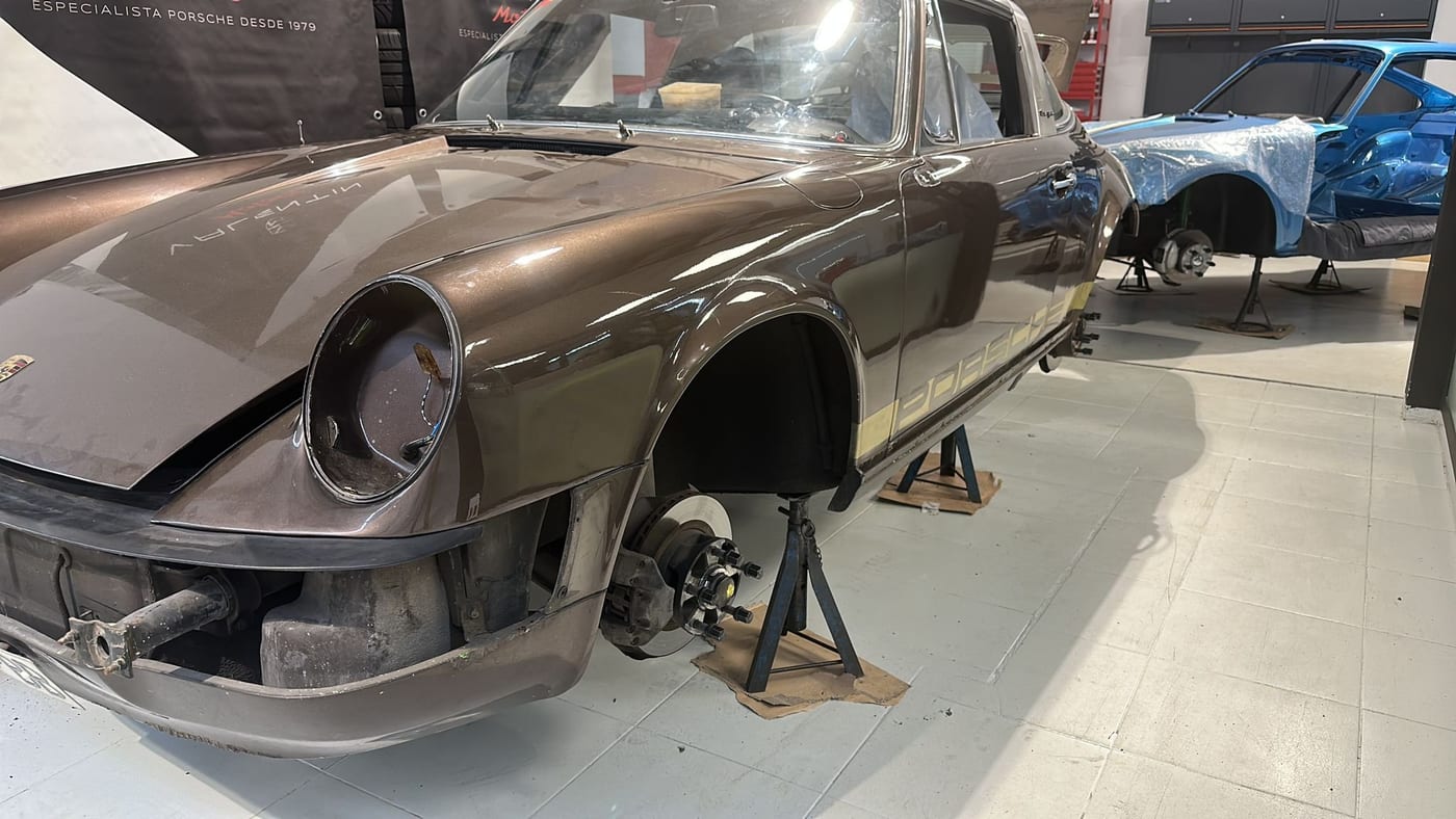 La caisse de la Targa 2.7 S sur chandelles, sans roues ni mécanique