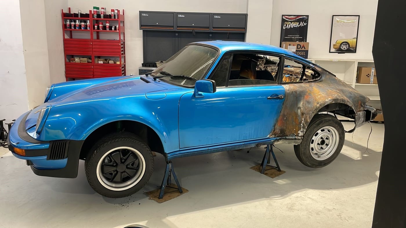 La 930 Turbo bleue à l'atelier, dégâts d'incendie sur le flanc arrière