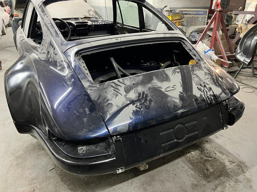 Zaga del 964 en masilla, con la tapa de motor lisa tipo CS y la luneta desmontada
