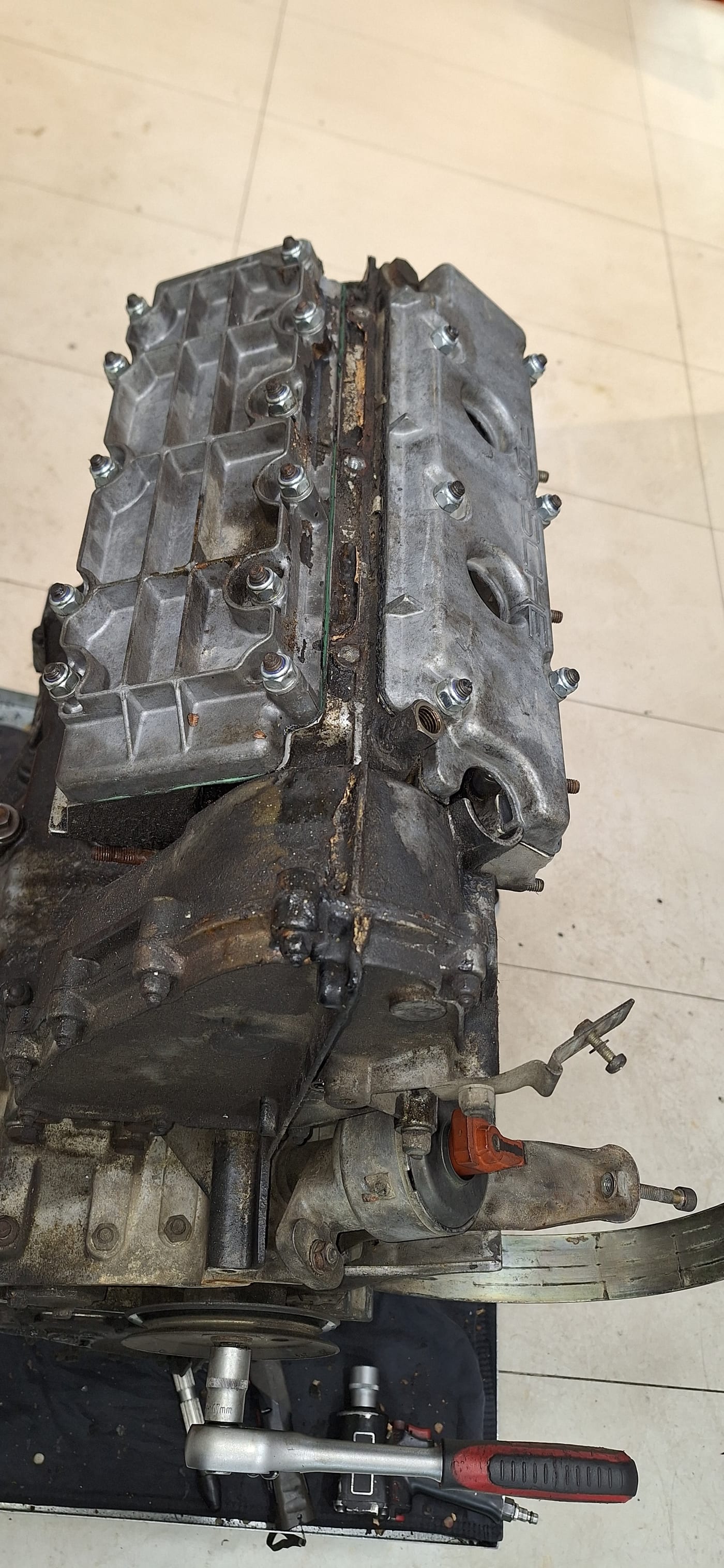 El bloque del 3.2 serie G despiezado y listo para la limpieza