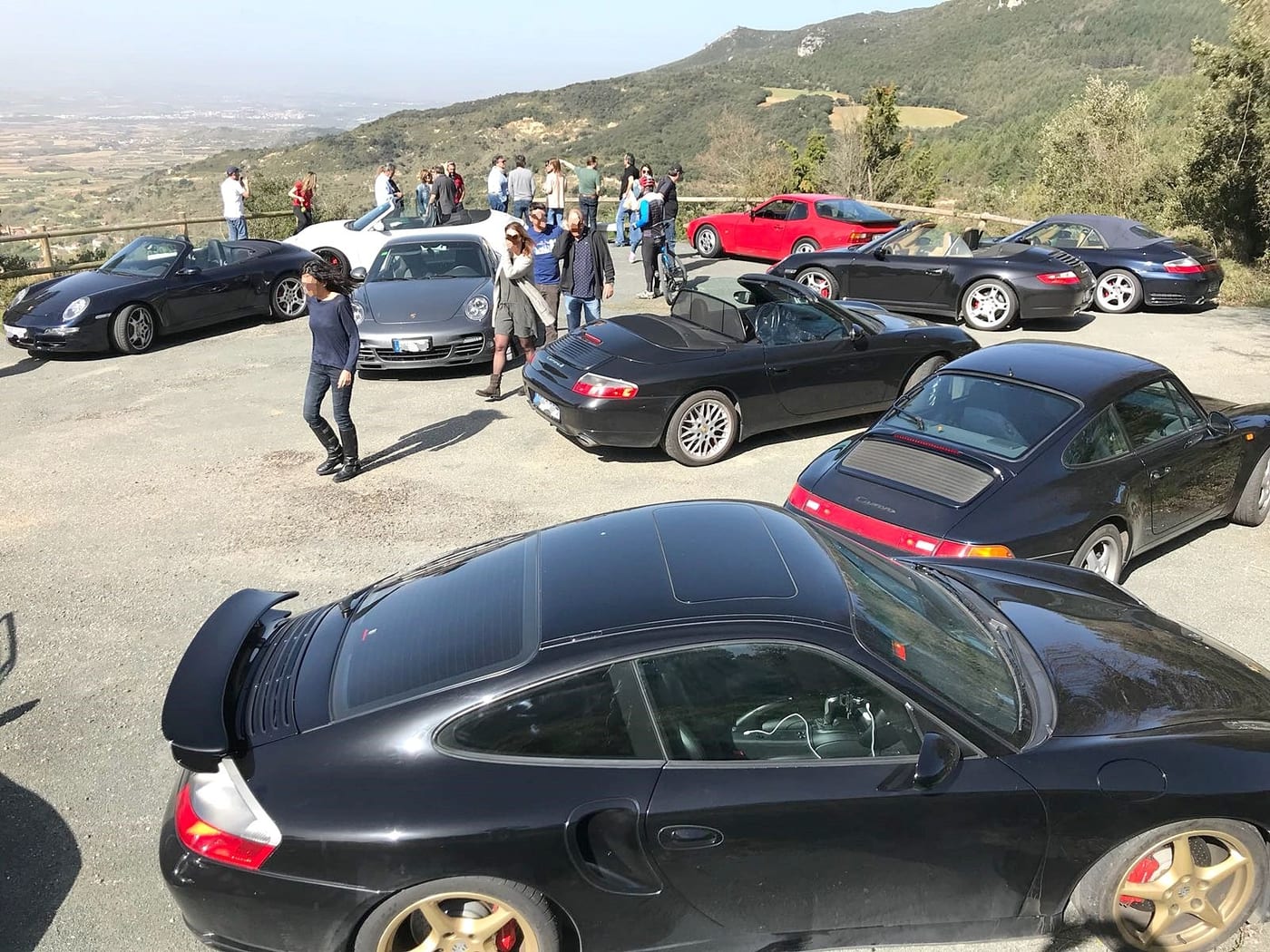 Els participants de l'esdeveniment de la Rioja Alta en un mirador, amb els cotxes aparcats