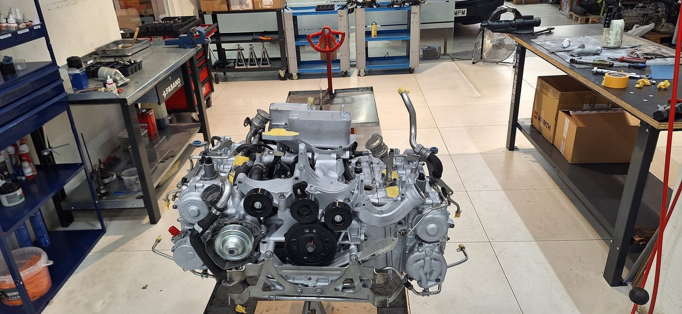 Un altre angle del motor del 997.1 Turbo en fase de muntatge sobre el suport