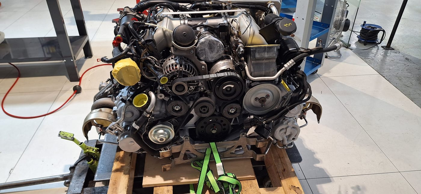Frontal del motor del 997.1 Turbo ja muntat, amb la corretja d'accessoris posada