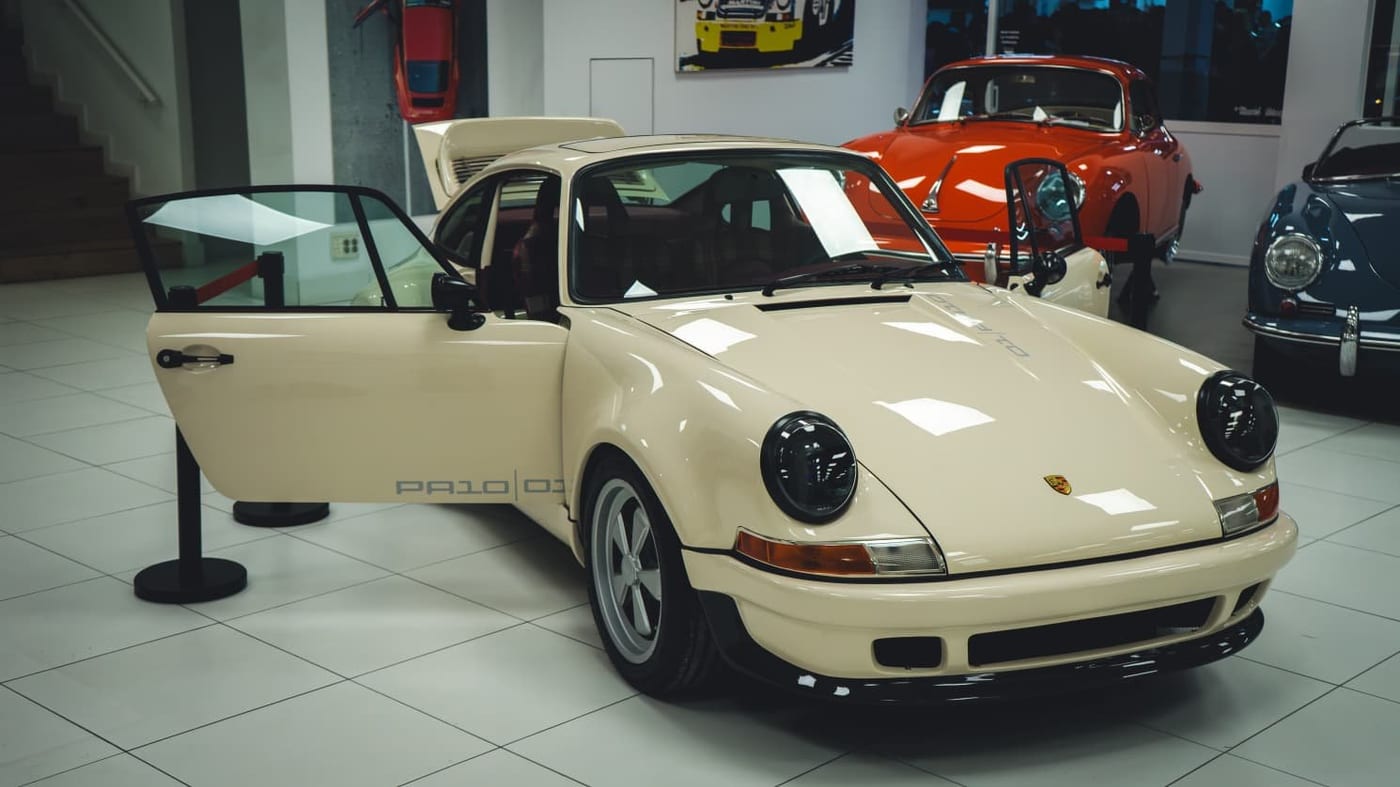 El 911 PA10 crema expuesto en la sala, con la puerta abierta