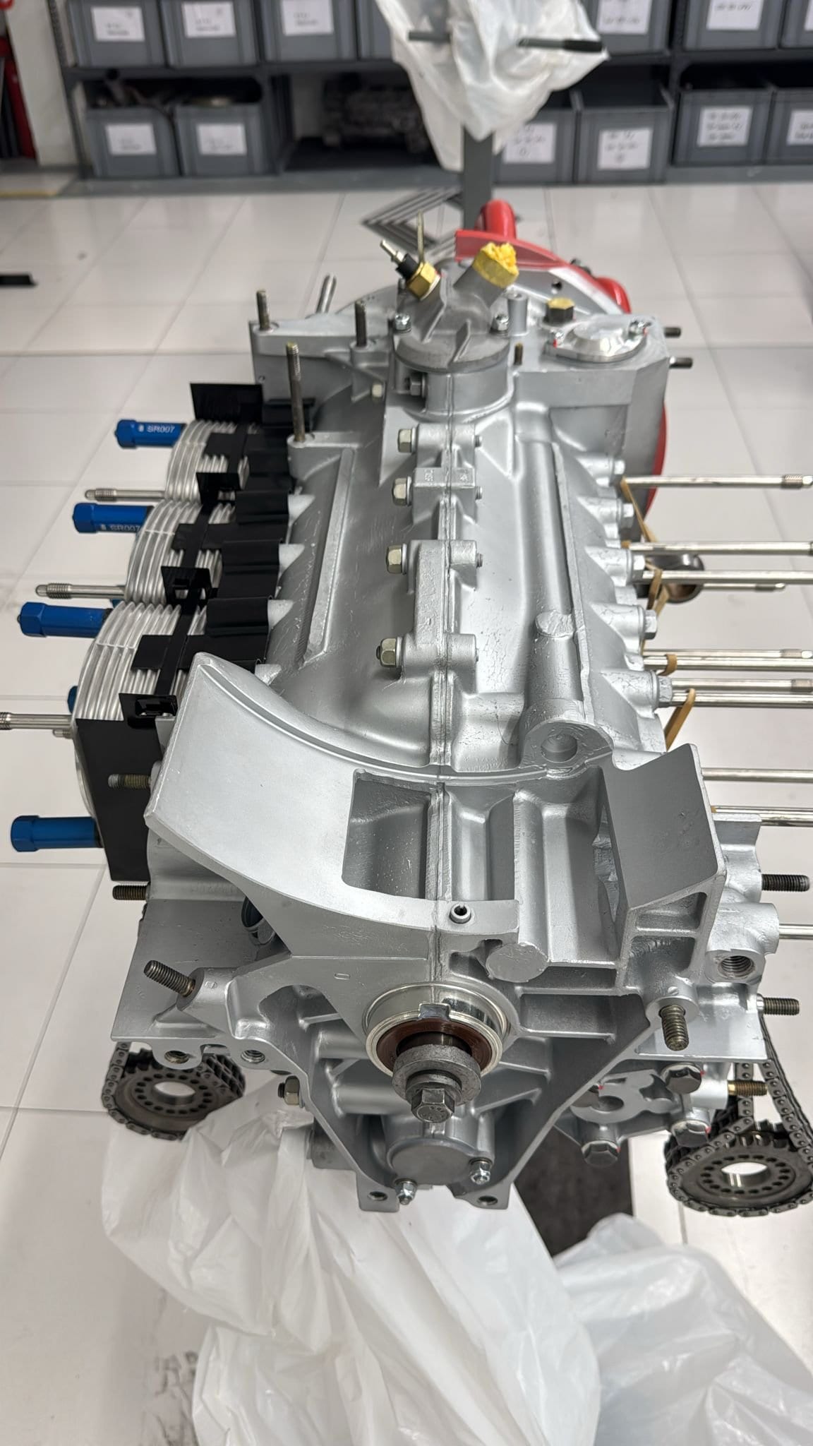 Carcassa del motor 3.2 sèrie G tancada, amb les cadenes de distribució penjant