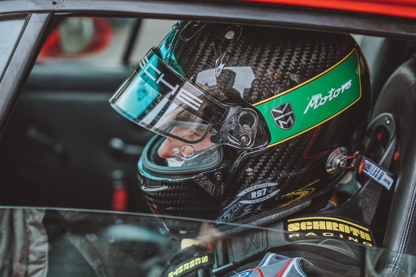 El piloto con el casco puesto, visto a través de la ventanilla del 964