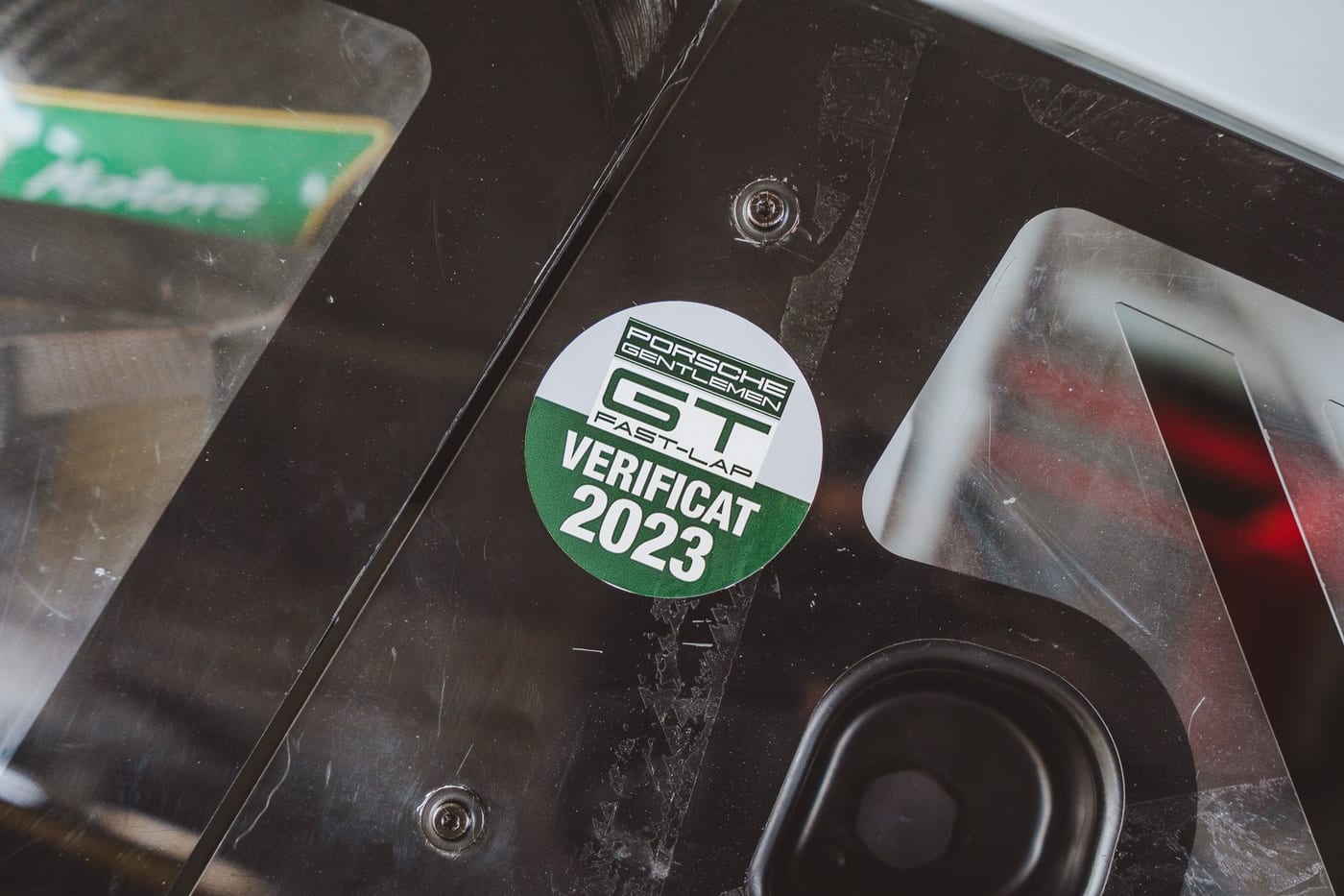 Pegatina de verificación técnica de la Porsche Classic Series 2023 en la luneta
