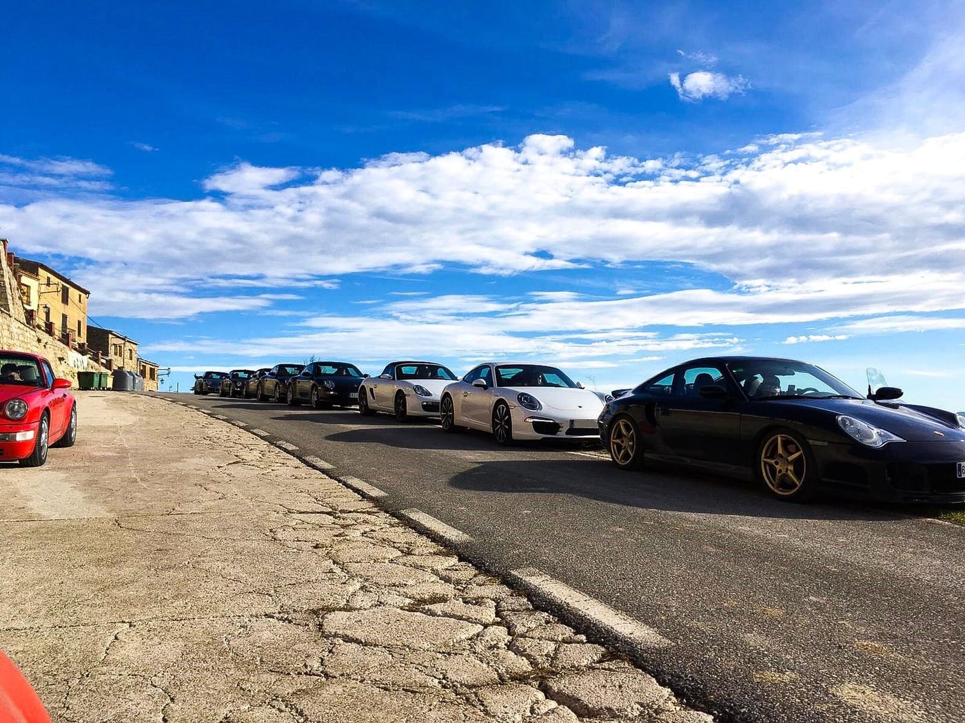 Els Porsche del III Endurance aparcats en un mirador, amb un 996 Turbo de llantes daurades en primer pla