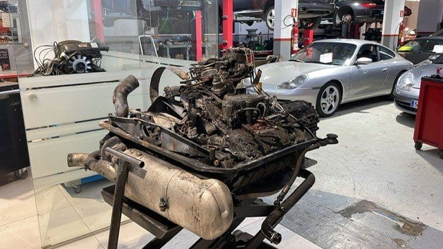 Le moteur calciné de la 930 Turbo sur son support, à l'atelier