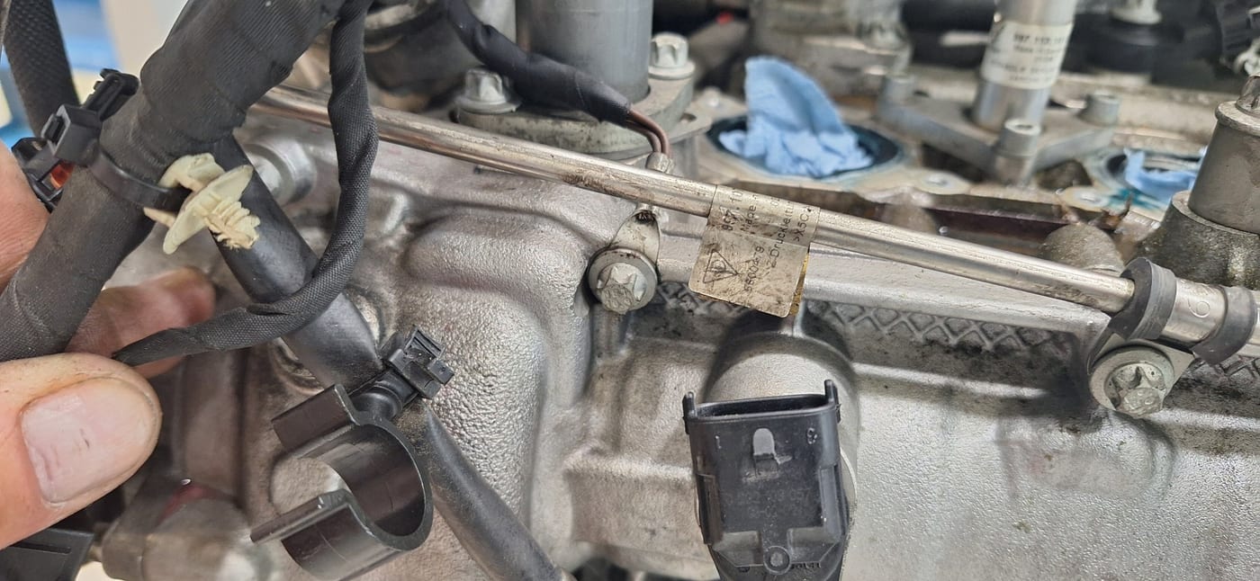 Desconnexió del cablejat sobre la culata del 997.1 Turbo