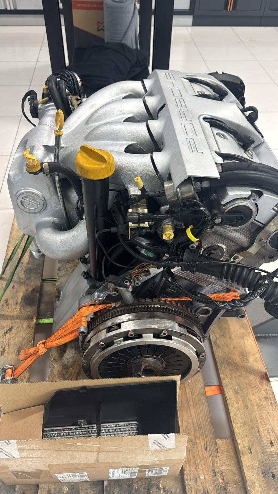 Motor del 968 terminado sobre el palé, con el volante bimasa y el colector de admisión montados