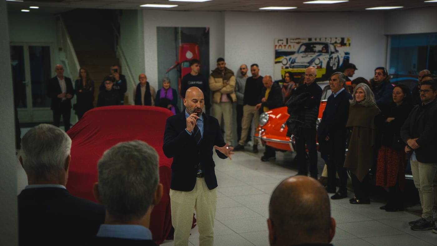 L'auto coperta da un telo rosso mentre il PA10/01 viene presentato agli ospiti