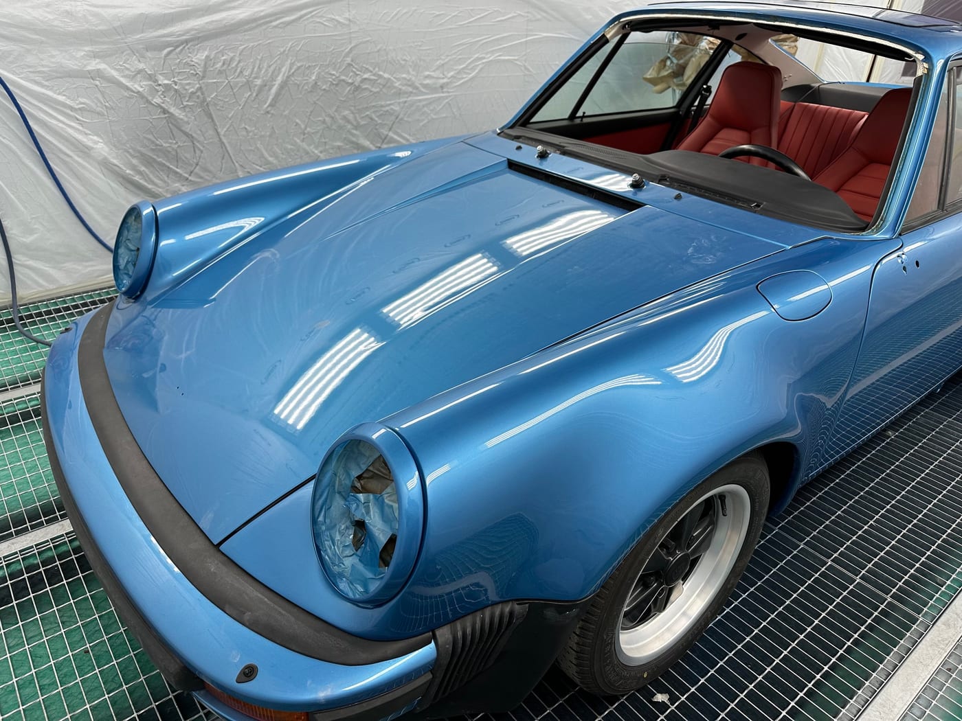 La 930 Turbo bleue terminée, trois quarts avant, avec intérieur rouge