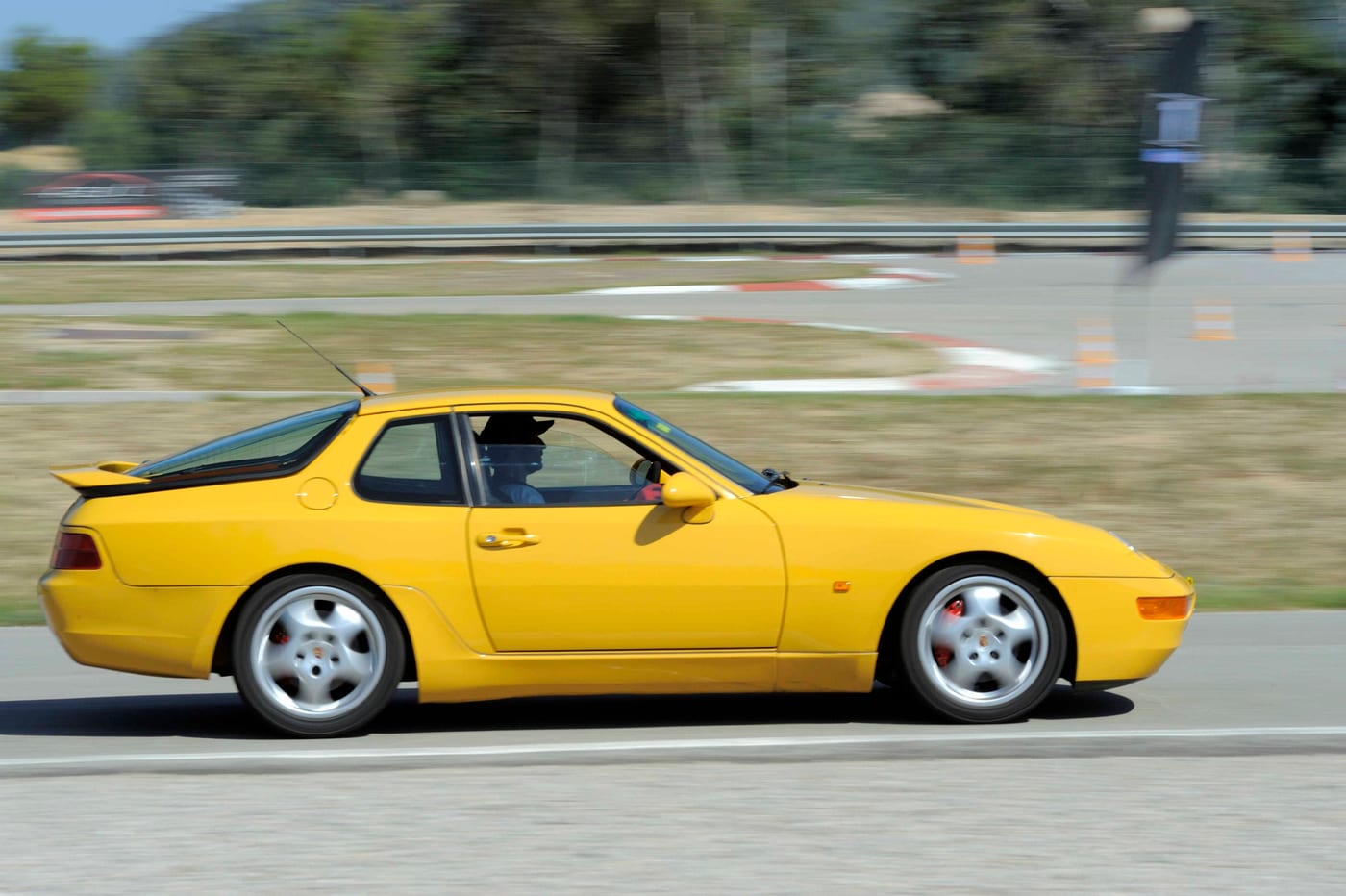 Un Porsche 968 groc en ple gir al circuit de Castellolí