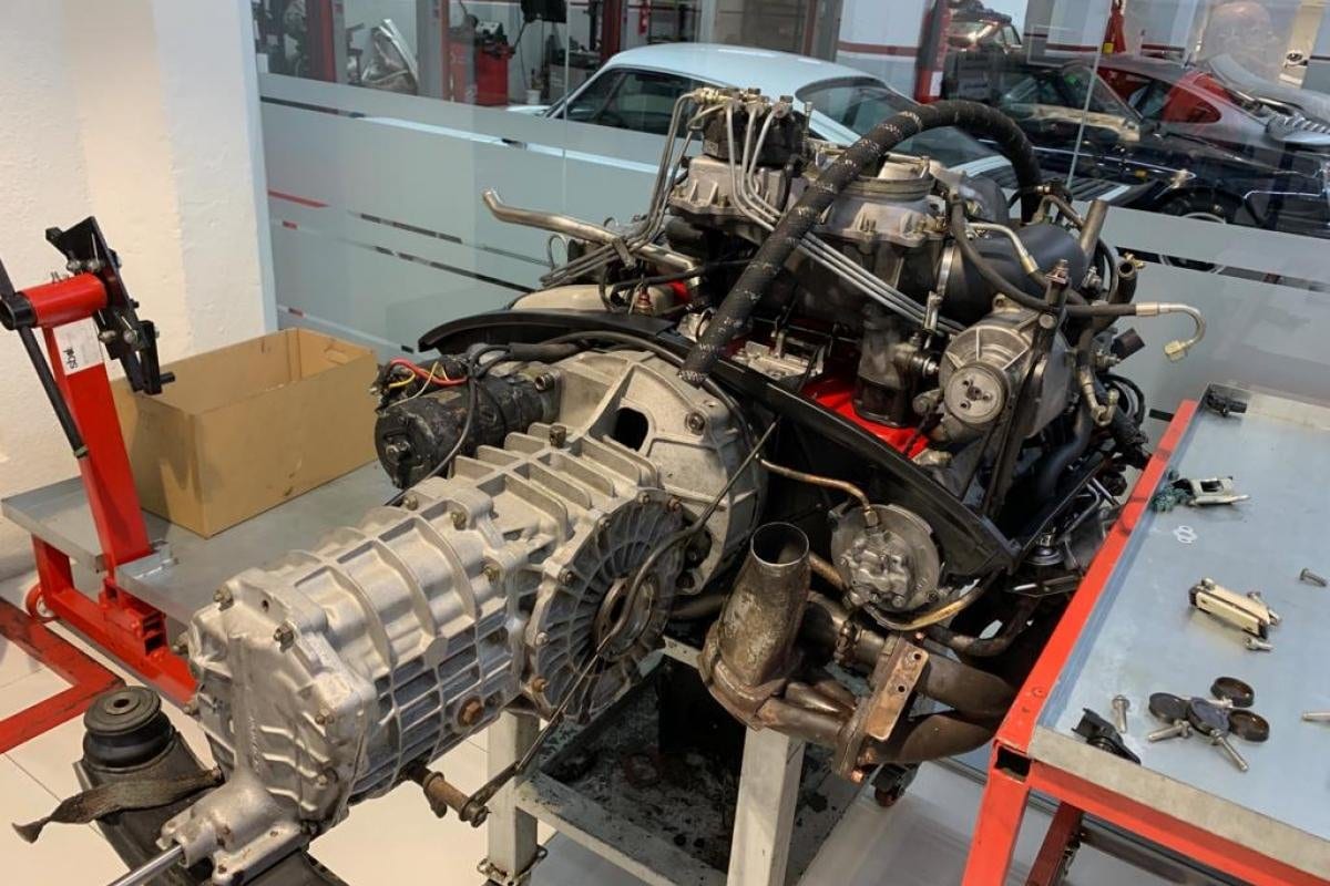 Moteur et boîte de la 930 Turbo accouplés sur le support de travail